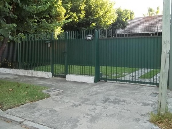 HERMOSO CHALET 5 AMBIENTES / GRAN PARQUE / COCHERA PARA 3 AUTOS / LOTE 10 X 33