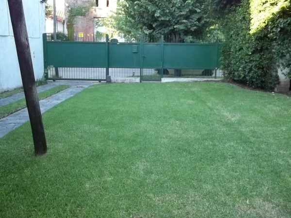 HERMOSO CHALET 5 AMBIENTES / GRAN PARQUE / COCHERA PARA 3 AUTOS / LOTE 10 X 33