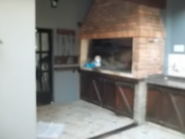 EXCELENTE CHALET EN INMEJORABLE ZONA DE BOULOGNE - 4 AMBIENTES - PARQUE CON PISCINA - QUINCHO