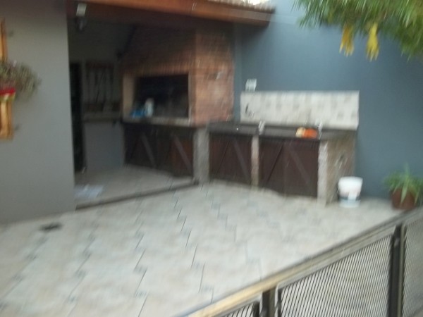 EXCELENTE CHALET EN INMEJORABLE ZONA DE BOULOGNE - 4 AMBIENTES - PARQUE CON PISCINA - QUINCHO