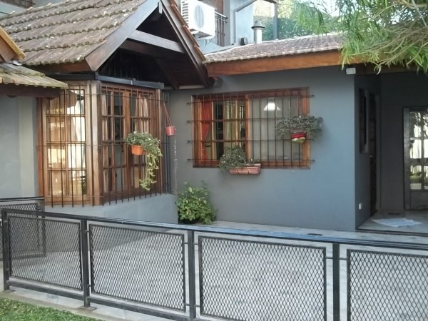 EXCELENTE CHALET EN INMEJORABLE ZONA DE BOULOGNE - 4 AMBIENTES - PARQUE CON PISCINA - QUINCHO