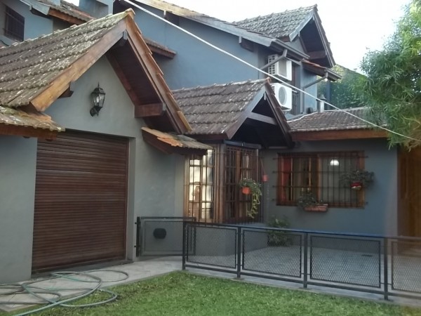 EXCELENTE CHALET EN INMEJORABLE ZONA DE BOULOGNE - 4 AMBIENTES - PARQUE CON PISCINA - QUINCHO