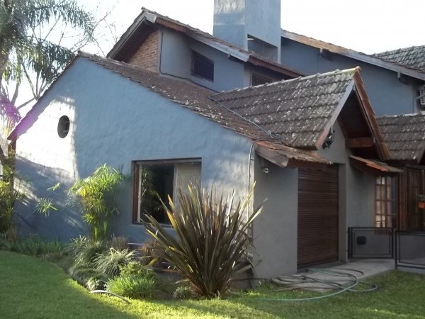 EXCELENTE CHALET EN INMEJORABLE ZONA DE BOULOGNE - 4 AMBIENTES - PARQUE CON PISCINA - QUINCHO