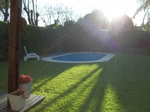 EXCELENTE CHALET EN INMEJORABLE ZONA DE BOULOGNE - 4 AMBIENTES - PARQUE CON PISCINA - QUINCHO