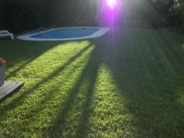 EXCELENTE CHALET EN INMEJORABLE ZONA DE BOULOGNE - 4 AMBIENTES - PARQUE CON PISCINA - QUINCHO