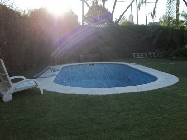 EXCELENTE CHALET EN INMEJORABLE ZONA DE BOULOGNE - 4 AMBIENTES - PARQUE CON PISCINA - QUINCHO