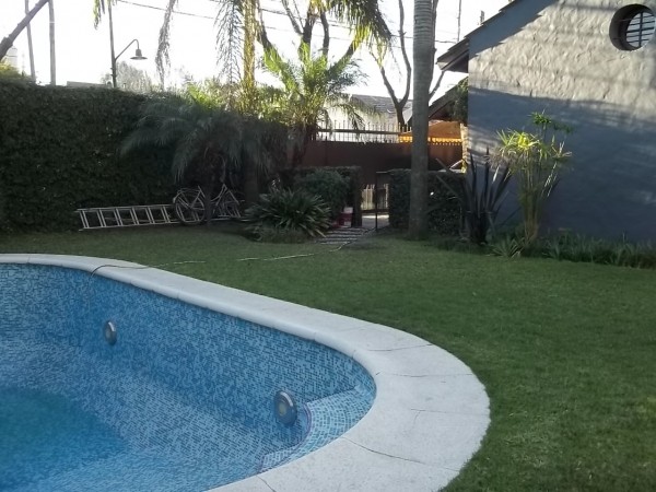 EXCELENTE CHALET EN INMEJORABLE ZONA DE BOULOGNE - 4 AMBIENTES - PARQUE CON PISCINA - QUINCHO