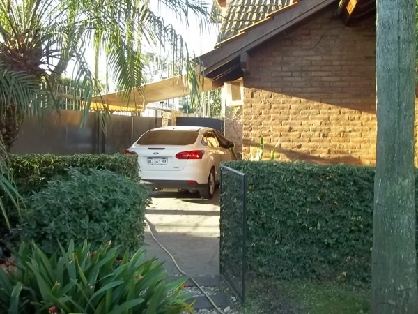 EXCELENTE CHALET EN INMEJORABLE ZONA DE BOULOGNE - 4 AMBIENTES - PARQUE CON PISCINA - QUINCHO