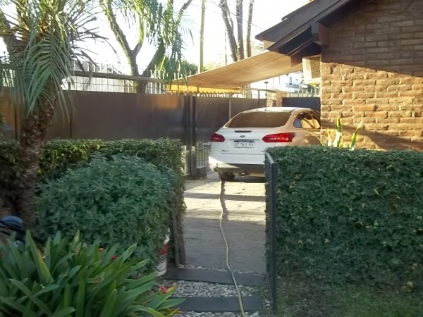 EXCELENTE CHALET EN INMEJORABLE ZONA DE BOULOGNE - 4 AMBIENTES - PARQUE CON PISCINA - QUINCHO