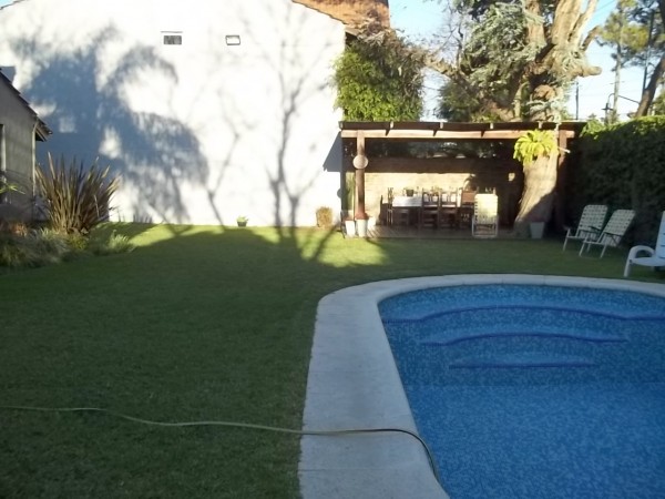 EXCELENTE CHALET EN INMEJORABLE ZONA DE BOULOGNE - 4 AMBIENTES - PARQUE CON PISCINA - QUINCHO