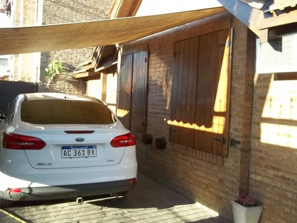 EXCELENTE CHALET EN INMEJORABLE ZONA DE BOULOGNE - 4 AMBIENTES - PARQUE CON PISCINA - QUINCHO