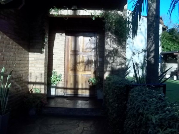 EXCELENTE CHALET EN INMEJORABLE ZONA DE BOULOGNE - 4 AMBIENTES - PARQUE CON PISCINA - QUINCHO