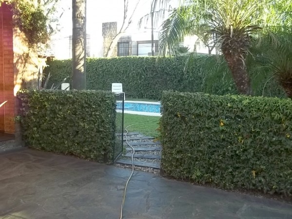 EXCELENTE CHALET EN INMEJORABLE ZONA DE BOULOGNE - 4 AMBIENTES - PARQUE CON PISCINA - QUINCHO