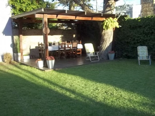 EXCELENTE CHALET EN INMEJORABLE ZONA DE BOULOGNE - 4 AMBIENTES - PARQUE CON PISCINA - QUINCHO
