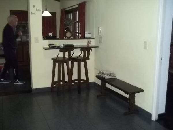 EXCELENTE CHALET EN INMEJORABLE ZONA DE BOULOGNE - 4 AMBIENTES - PARQUE CON PISCINA - QUINCHO