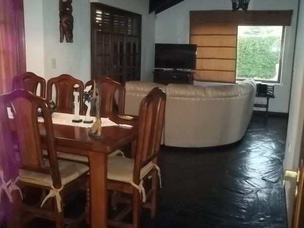 EXCELENTE CHALET EN INMEJORABLE ZONA DE BOULOGNE - 4 AMBIENTES - PARQUE CON PISCINA - QUINCHO