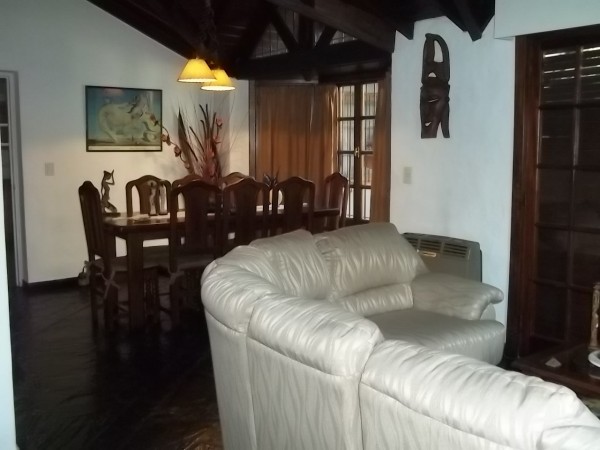 EXCELENTE CHALET EN INMEJORABLE ZONA DE BOULOGNE - 4 AMBIENTES - PARQUE CON PISCINA - QUINCHO
