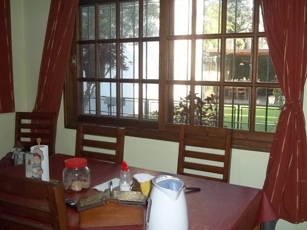 EXCELENTE CHALET EN INMEJORABLE ZONA DE BOULOGNE - 4 AMBIENTES - PARQUE CON PISCINA - QUINCHO