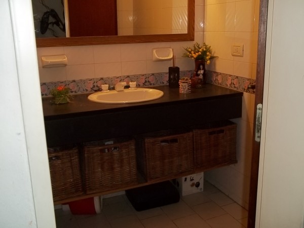 EXCELENTE CHALET EN INMEJORABLE ZONA DE BOULOGNE - 4 AMBIENTES - PARQUE CON PISCINA - QUINCHO