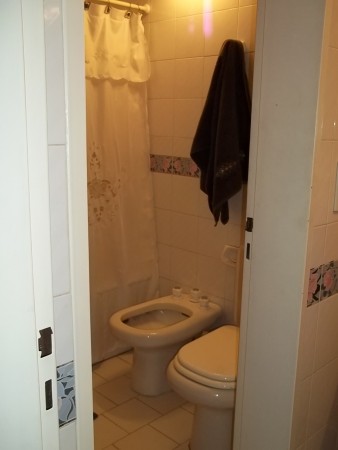 EXCELENTE CHALET EN INMEJORABLE ZONA DE BOULOGNE - 4 AMBIENTES - PARQUE CON PISCINA - QUINCHO