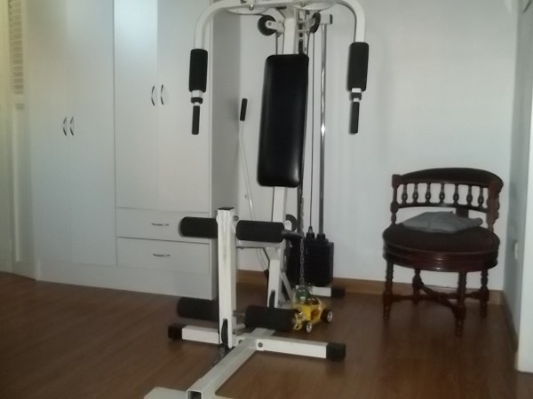 EXCELENTE CHALET EN INMEJORABLE ZONA DE BOULOGNE - 4 AMBIENTES - PARQUE CON PISCINA - QUINCHO